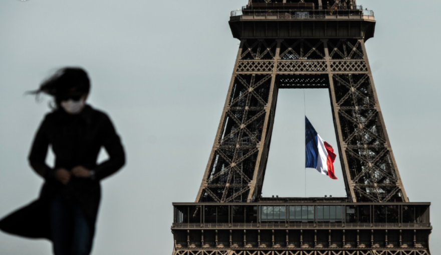 Γαλλία-κορωνοϊός: Σαββατόβραδο στους έρημους δρόμους του Παρισιού 