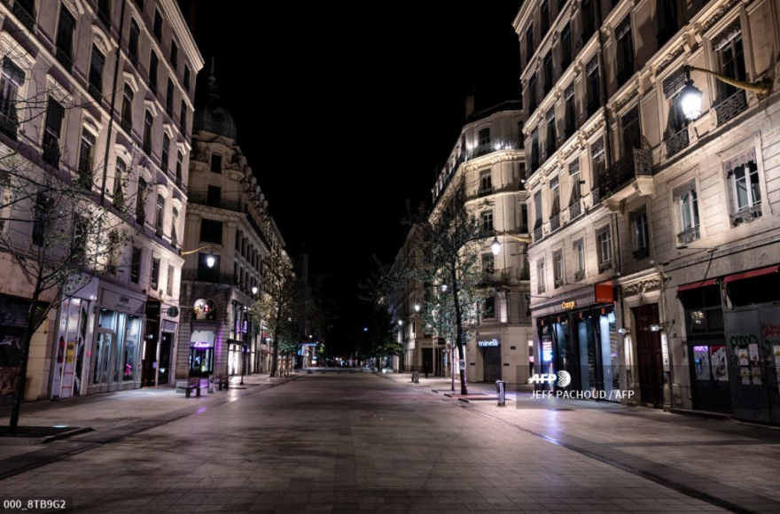 Γαλλία-κορωνοϊός: Σαββατόβραδο στους έρημους δρόμους του Παρισιού 