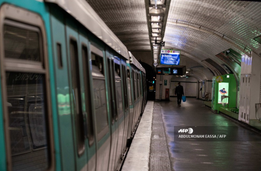 Γαλλία-κορωνοϊός: Σαββατόβραδο στους έρημους δρόμους του Παρισιού 