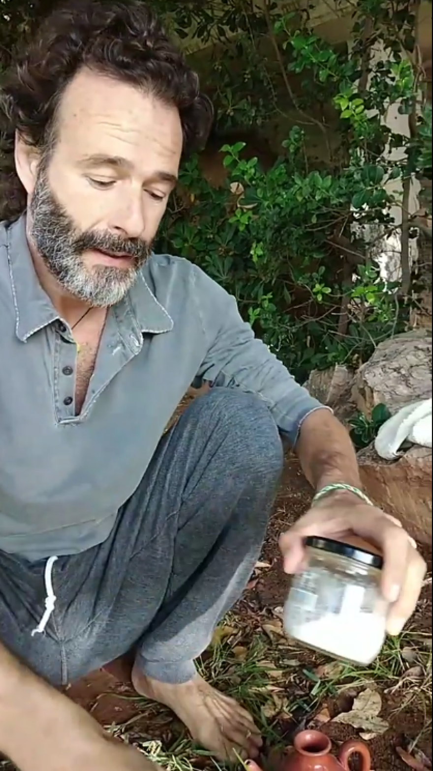 Ο Θανάσης Ευθυμιάδης καθαρίζει τη μύτη του με κανατάκι και αλατόνερο - Δείτε το βίντεο