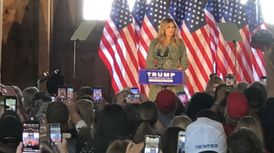 ΗΠΑ-Εκλογές: Η Μελάνια στην πρώτη της εμφάνιση αστειεύεται για τον Τραμπ (βίντεο)