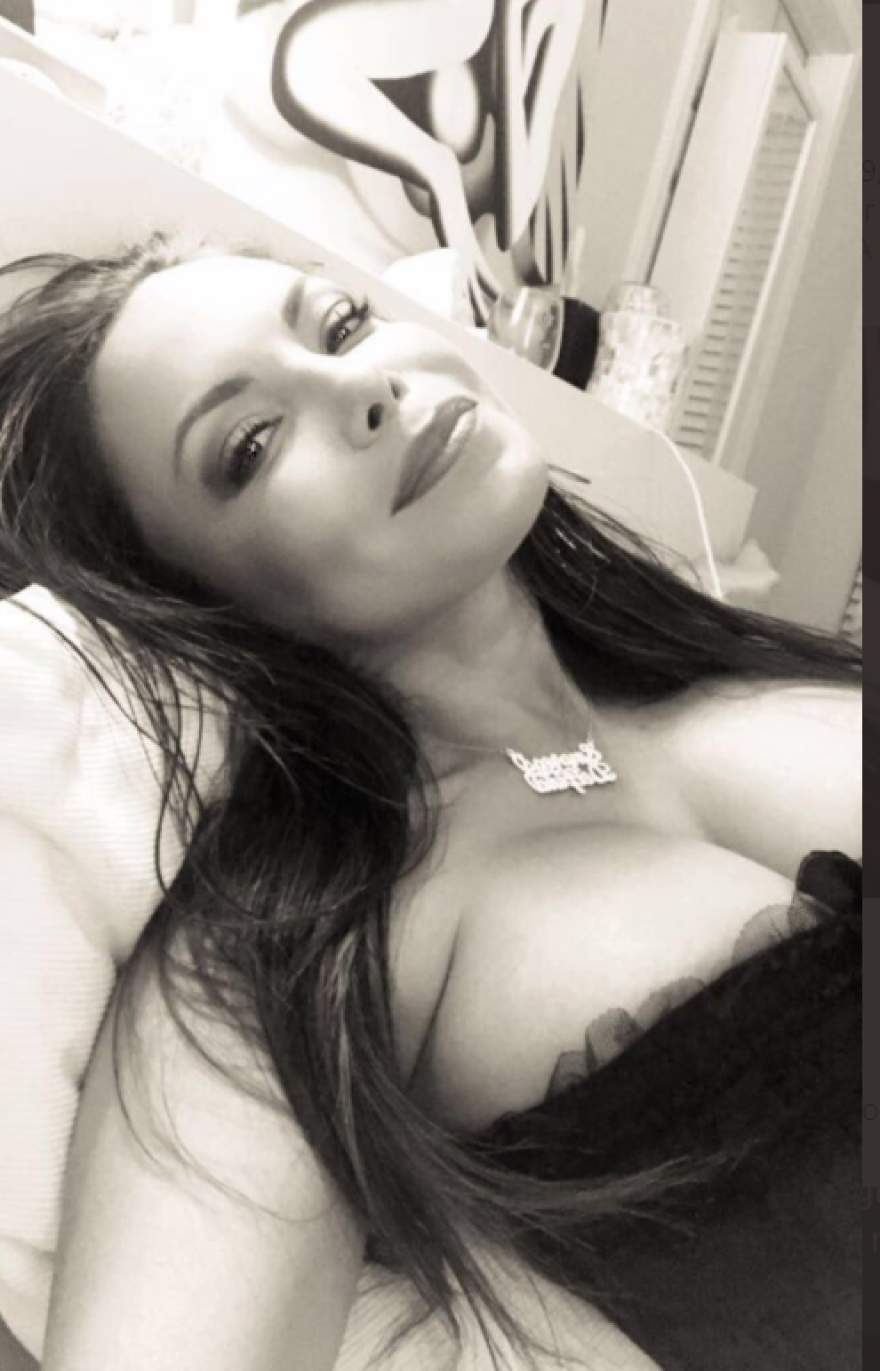 Αμερικανίδα «αφέντρα» προσφέρει θεραπεία «εξευτελισμού» σε φαν του Τραμπ για να τον απαρνηθούν