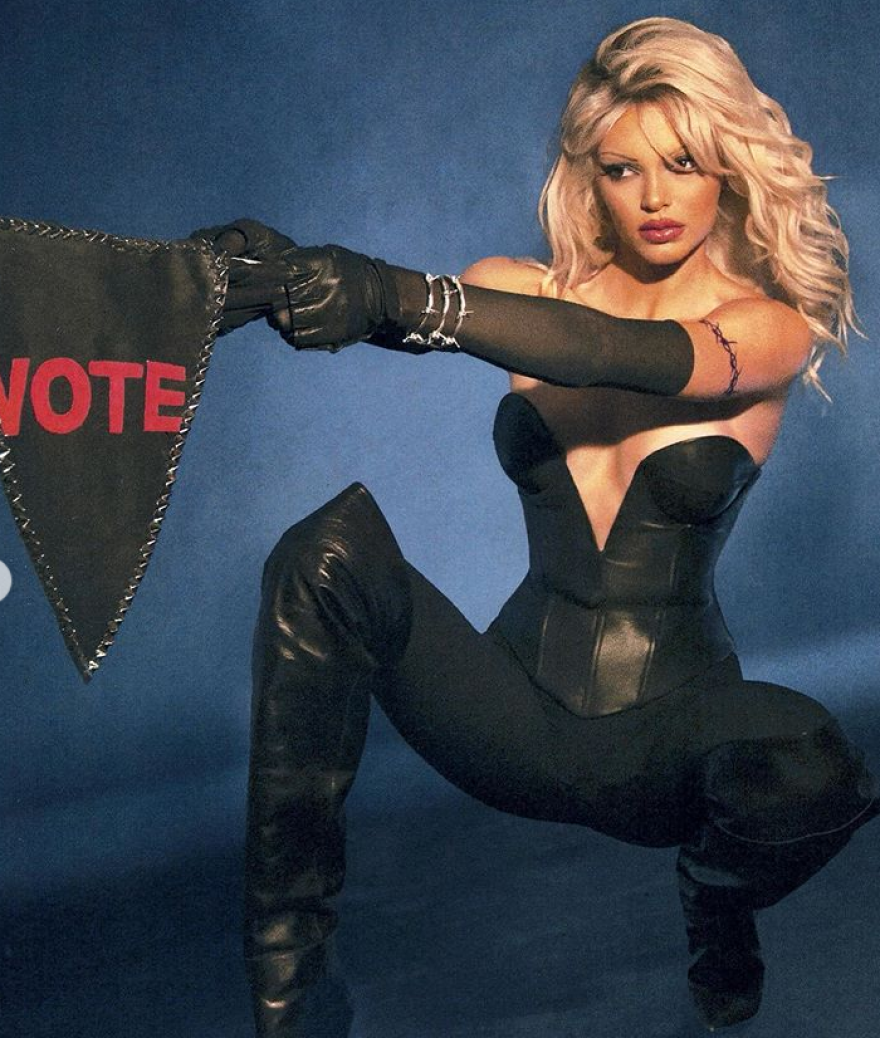 Η Κένταλ Τζένερ μεταμορφώθηκε σε Πάμελα Άντερσον στο «Barb Wire» - Δείτε καυτές φωτογραφίες