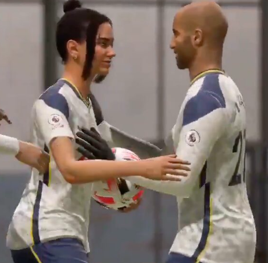 Παίκτες της Τότεναμ πανηγυρίζουν... θωπεύοντας την Dua Lipa όταν σκοράρει (βίντεο)