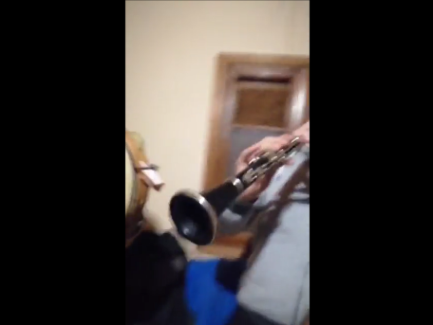 «Κορωνογλέντι» με κλαρίνα στο Βελεστίνο εν μέσω lockdown