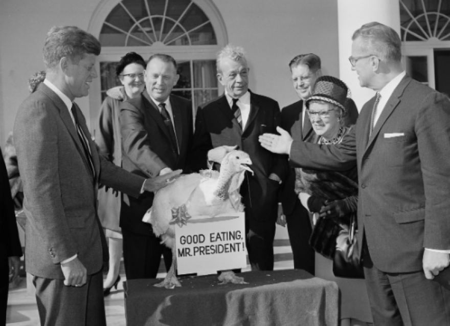 Δείτε βίντεο: Στο ξενοδοχείο οι γαλοπούλες των Ευχαριστιών - «Τρέχει» η ψηφοφορία για το ποια θα πάρει χάρη