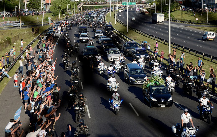 Ντιέγκο Μαραντόνα: «Σκεπασμένος» με τη σημαία της Αργεντινής στην τελευταία του κατοικία