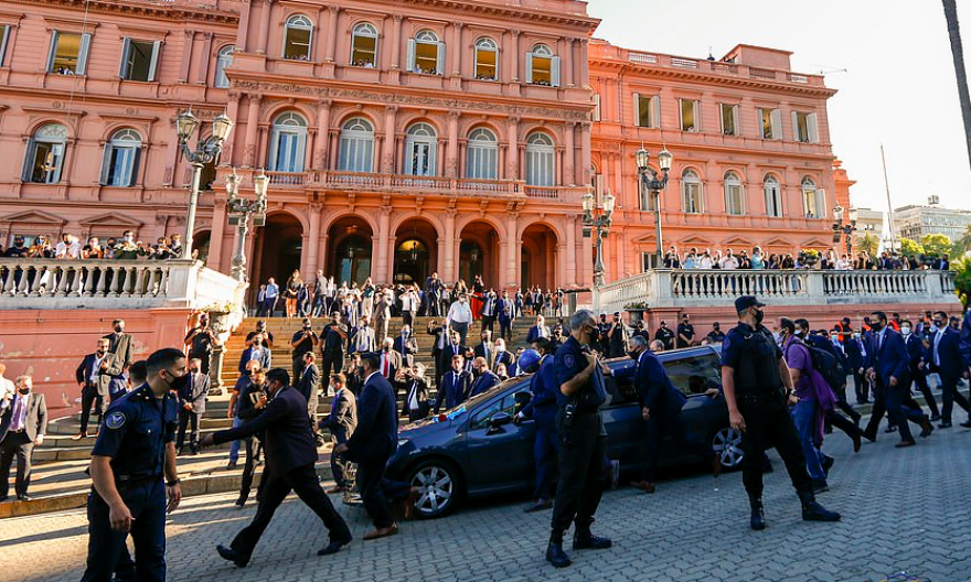 Ντιέγκο Μαραντόνα: «Σκεπασμένος» με τη σημαία της Αργεντινής στην τελευταία του κατοικία