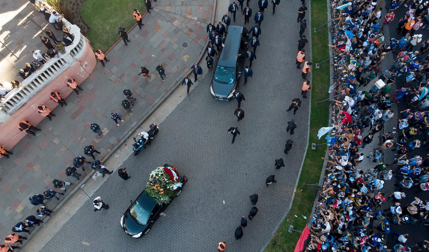 Ντιέγκο Μαραντόνα: «Σκεπασμένος» με τη σημαία της Αργεντινής στην τελευταία του κατοικία
