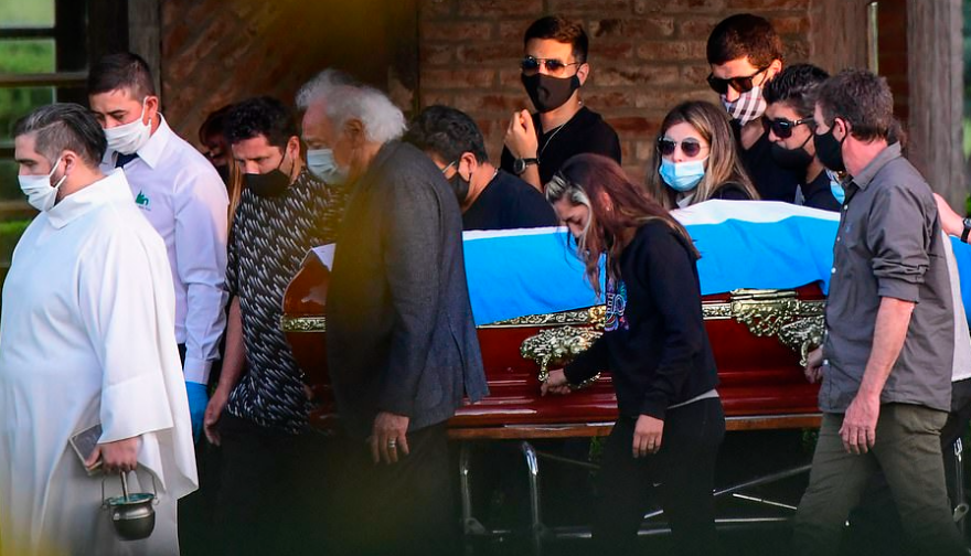 Ντιέγκο Μαραντόνα: «Σκεπασμένος» με τη σημαία της Αργεντινής στην τελευταία του κατοικία