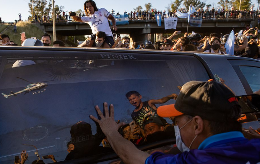 Ντιέγκο Μαραντόνα: «Σκεπασμένος» με τη σημαία της Αργεντινής στην τελευταία του κατοικία