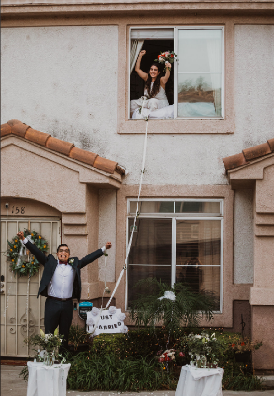 Νύφη με κορωνοϊό είπε το... «I do» από τον πάνω όροφο του πατρικού της - Δείτε φωτογραφίες
