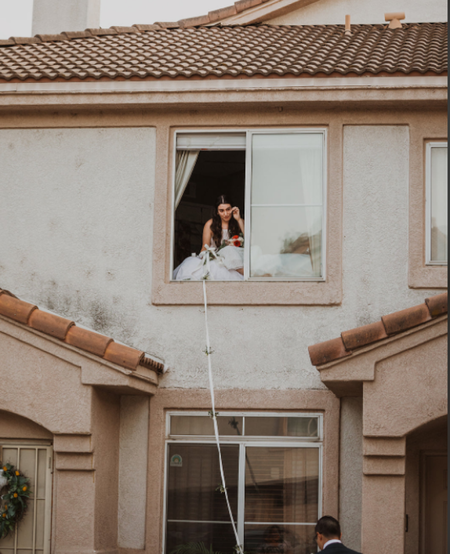 Νύφη με κορωνοϊό είπε το... «I do» από τον πάνω όροφο του πατρικού της - Δείτε φωτογραφίες