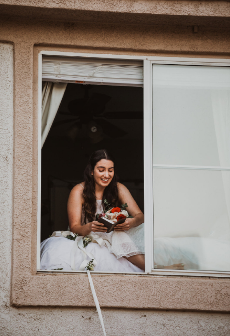 Νύφη με κορωνοϊό είπε το... «I do» από τον πάνω όροφο του πατρικού της - Δείτε φωτογραφίες