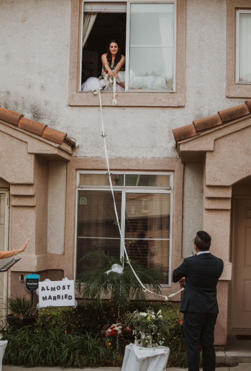 Νύφη με κορωνοϊό είπε το... «I do» από τον πάνω όροφο του πατρικού της - Δείτε φωτογραφίες