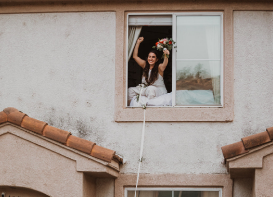 Νύφη με κορωνοϊό είπε το... «I do» από τον πάνω όροφο του πατρικού της - Δείτε φωτογραφίες