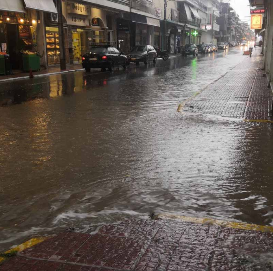 Καιρός σήμερα: Βροχές, καταιγίδες και κεραυνοί στην Αθήνα - Η κακοκαιρία σε χάρτες-βίντεο