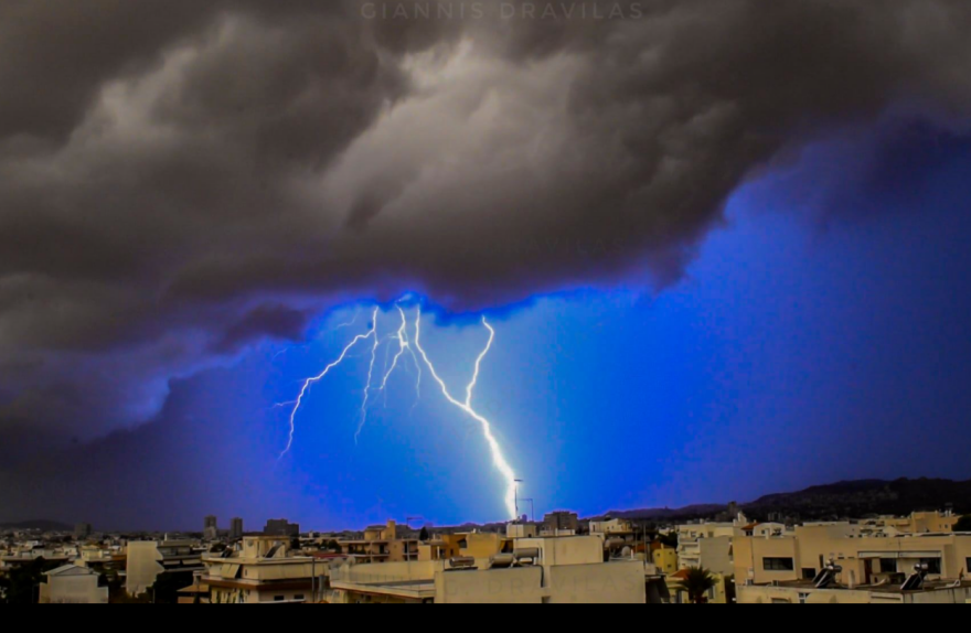 Καιρός σήμερα: Καταρρακτώδεις βροχές στην Αθήνα, βίντεο από κεραυνούς