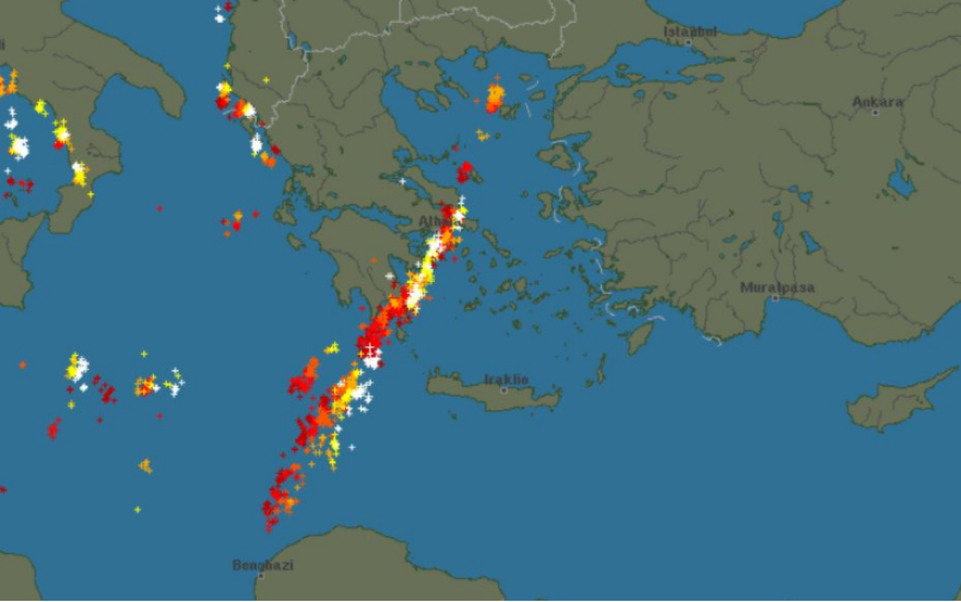 Καιρός σήμερα: Καταρρακτώδεις βροχές στην Αθήνα, βίντεο από κεραυνούς