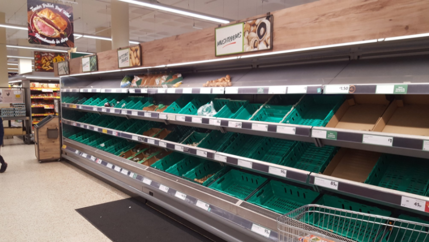 Σε κατάσταση πολιορκίας η Βρετανία: Νέο ρεκόρ κρουσμάτων, ανησυχία για τα τρόφιμα