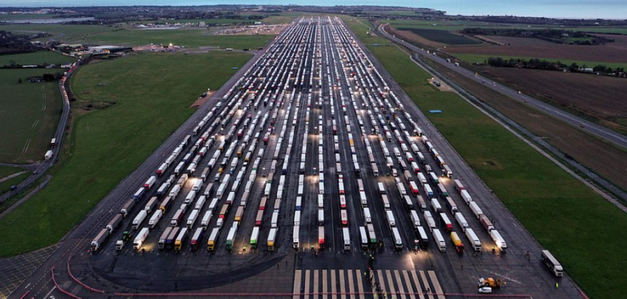 Σε κατάσταση πολιορκίας η Βρετανία: Νέο ρεκόρ κρουσμάτων, ανησυχία για τα τρόφιμα