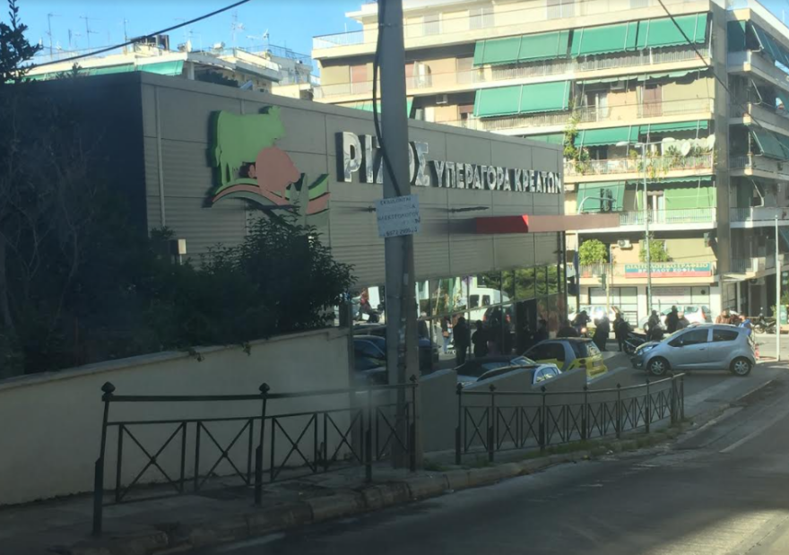 Μετακίνηση με click away στη χριστουγεννιάτικη αγορά - Ουρές στα κρεοπωλεία