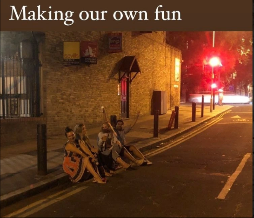 Η Αντέλ όπως δεν την έχετε ξαναδεί: Πίνει μπύρα και καπνίζει καθισμένη... στο πεζοδρόμιο