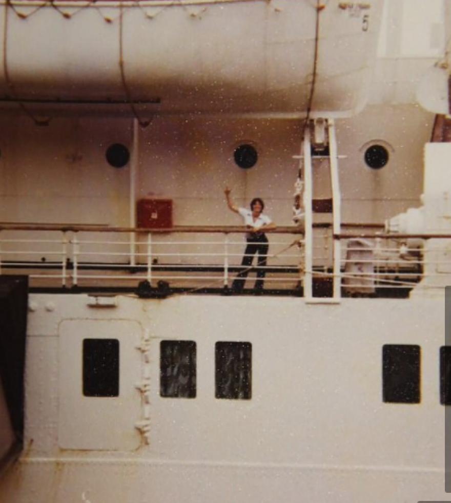 Όταν το «κορίτσι με το κόκκινο μπικίνι» από τη Σοβιετική Ένωση αυτομόλησε... κολυμπώντας στην Αυστραλία