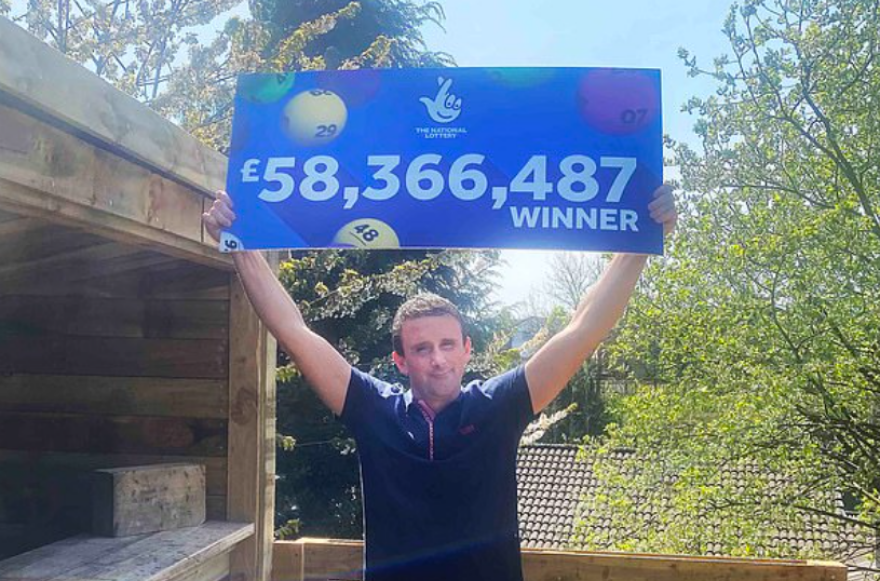 Τυχερός του EuroMillions το «γλεντάει» στο Ντουμπάι: Χλιδάτο «ταξίδι δώρο» με σαμπάνιες 1,700 λιρών στους κολλητούς