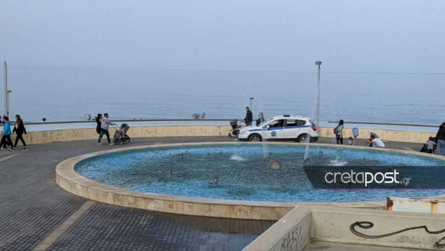 Κρήτη: Με κοντομάνικα στους δρόμους, παρά το lockdown - Πλήθος κόσμου και στις παραλίες