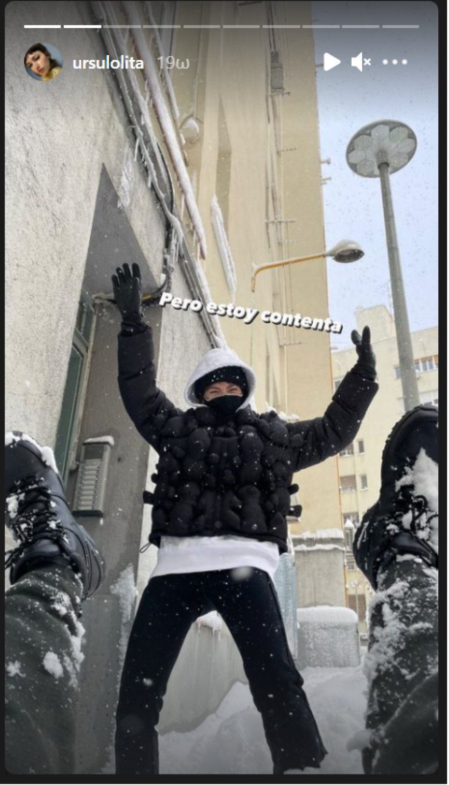 Ούρσουλα Κορμπερό: Η «Τόκιο» του «Casa De Papel» παίζει με τον φίλο της στη χιονισμένη Μαδρίτη