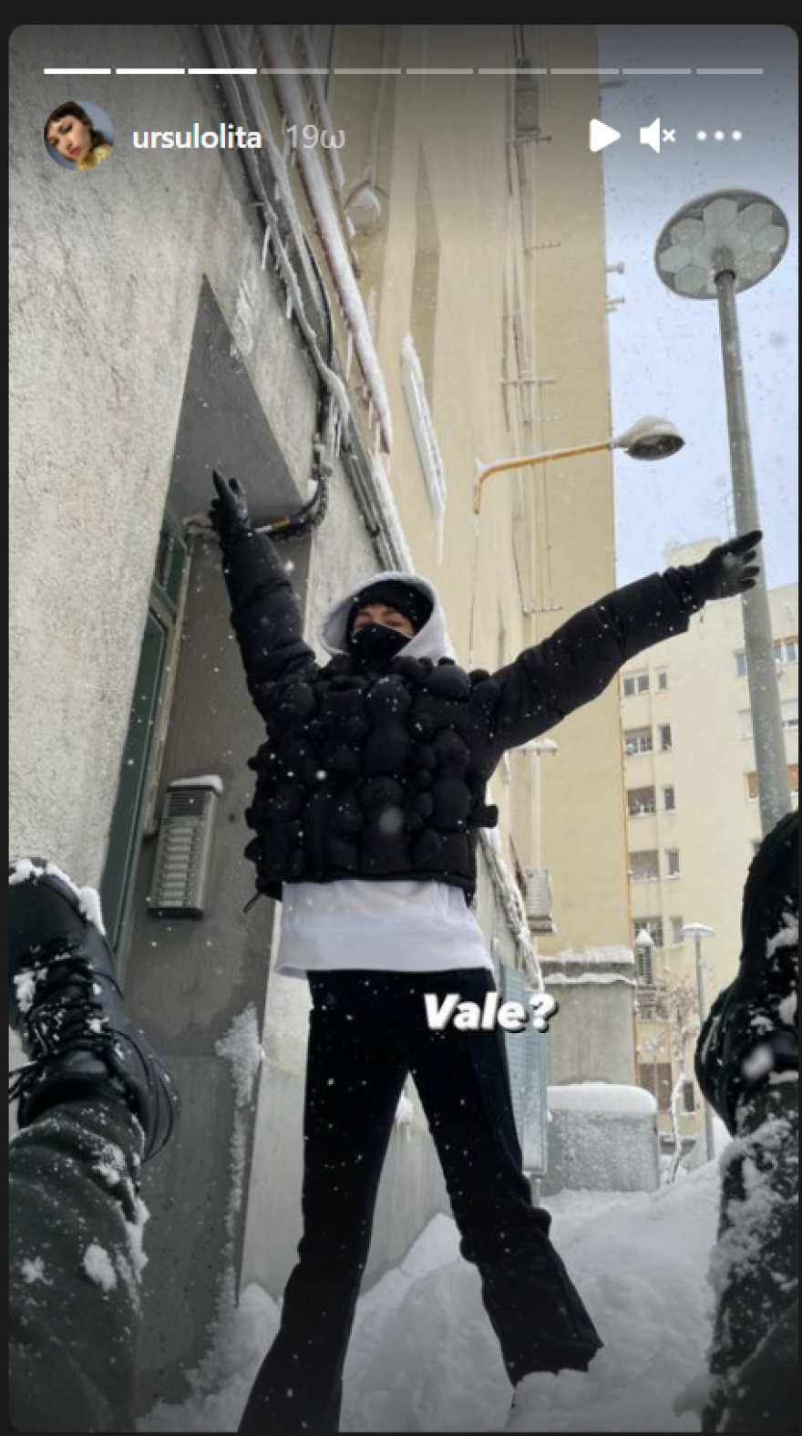 Ούρσουλα Κορμπερό: Η «Τόκιο» του «Casa De Papel» παίζει με τον φίλο της στη χιονισμένη Μαδρίτη