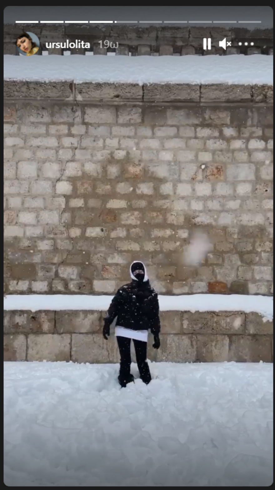 Ούρσουλα Κορμπερό: Η «Τόκιο» του «Casa De Papel» παίζει με τον φίλο της στη χιονισμένη Μαδρίτη