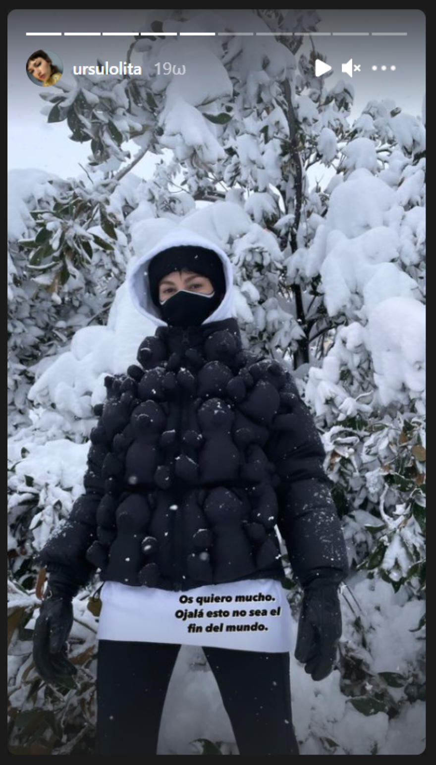 Ούρσουλα Κορμπερό: Η «Τόκιο» του «Casa De Papel» παίζει με τον φίλο της στη χιονισμένη Μαδρίτη