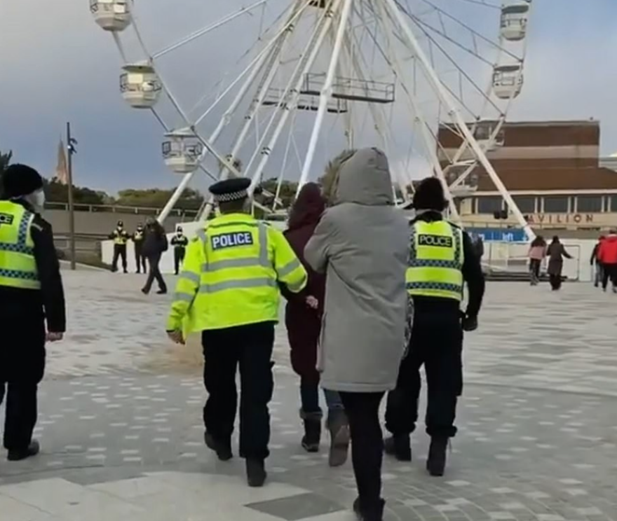 Μέτρα για τον κορωνοϊό - Lockdown στη Βρετανία: Χειροπέδες σε όσους δεν τηρούν την καραντίνα