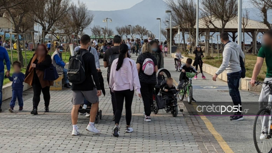 Κρήτη: Με κοντομάνικα στους δρόμους, παρά το lockdown - Πλήθος κόσμου και στις παραλίες