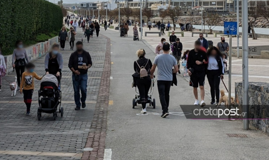 Κρήτη: Με κοντομάνικα στους δρόμους, παρά το lockdown - Πλήθος κόσμου και στις παραλίες
