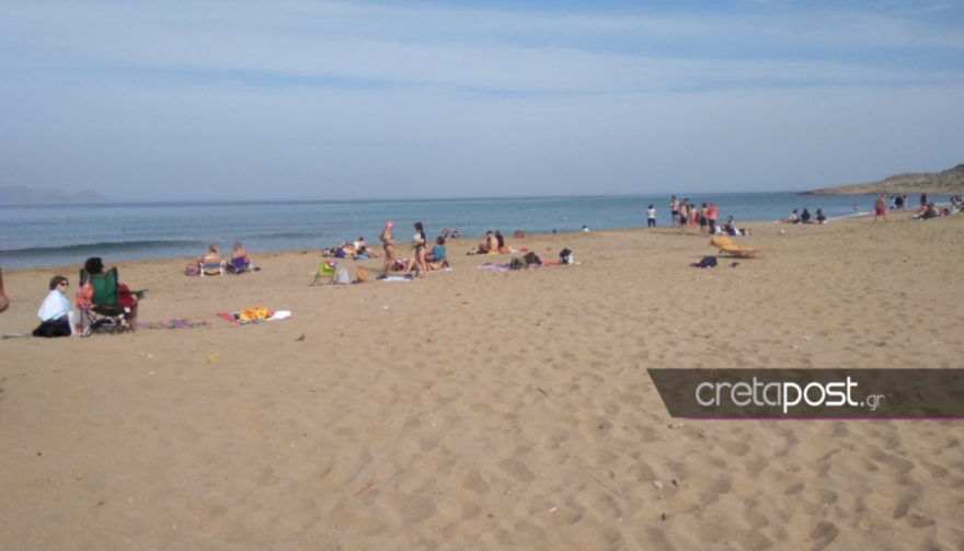 Κρήτη: Με κοντομάνικα στους δρόμους, παρά το lockdown - Πλήθος κόσμου και στις παραλίες