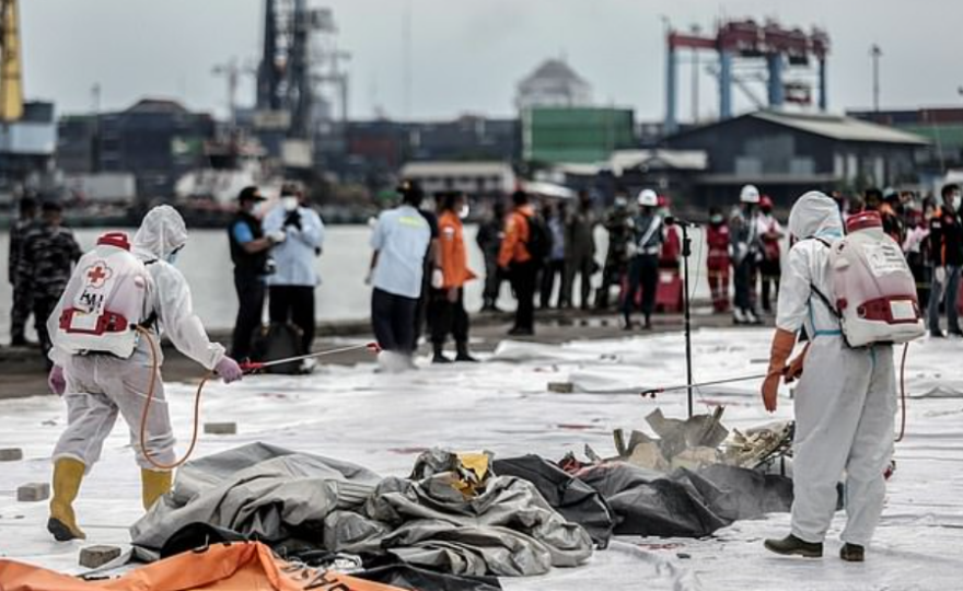 Νέα στοιχεία για την αεροπορική τραγωδία στην Ινδονησία: Δύτες θα επιχειρήσουν σήμερα να ανασύρουν τα μαύρα κουτιά 