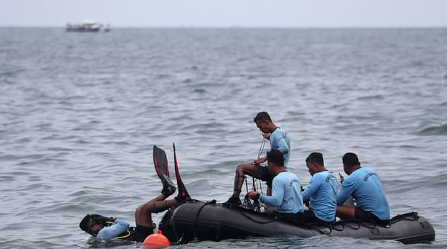 Νέα στοιχεία για την αεροπορική τραγωδία στην Ινδονησία: Δύτες θα επιχειρήσουν σήμερα να ανασύρουν τα μαύρα κουτιά 