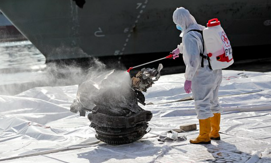 Νέα στοιχεία για την αεροπορική τραγωδία στην Ινδονησία: Δύτες θα επιχειρήσουν σήμερα να ανασύρουν τα μαύρα κουτιά 