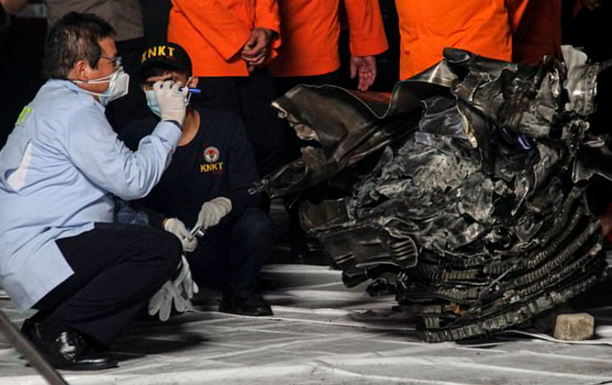 Νέα στοιχεία για την αεροπορική τραγωδία στην Ινδονησία: Δύτες θα επιχειρήσουν σήμερα να ανασύρουν τα μαύρα κουτιά 