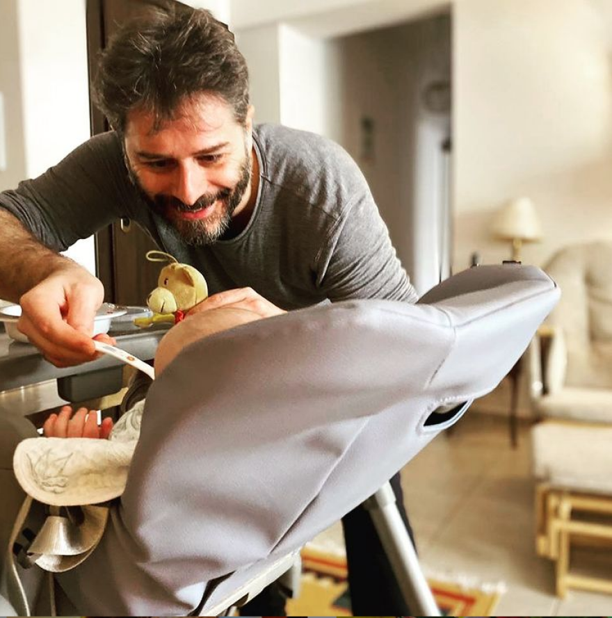 Ο Αλέξανδρος Μπουρδούμης ταΐζει το γιο του