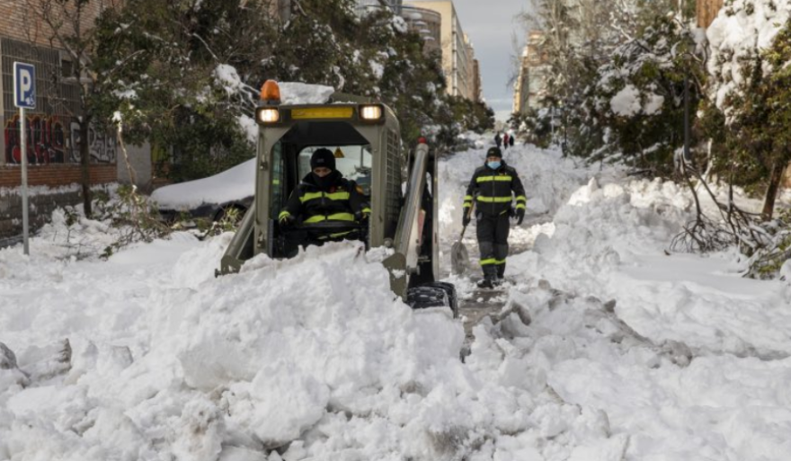  Σε «καραντίνα» χιονιού η Ισπανία:  Μάχη με το χρόνο για να φτάσουν στα νοσοκομεία οι δόσεις εμβολίων