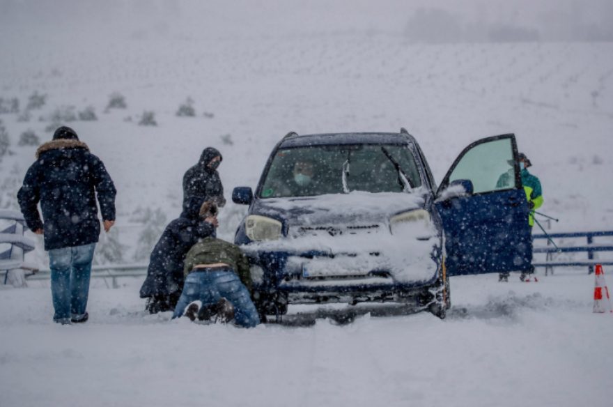  Σε «καραντίνα» χιονιού η Ισπανία:  Μάχη με το χρόνο για να φτάσουν στα νοσοκομεία οι δόσεις εμβολίων