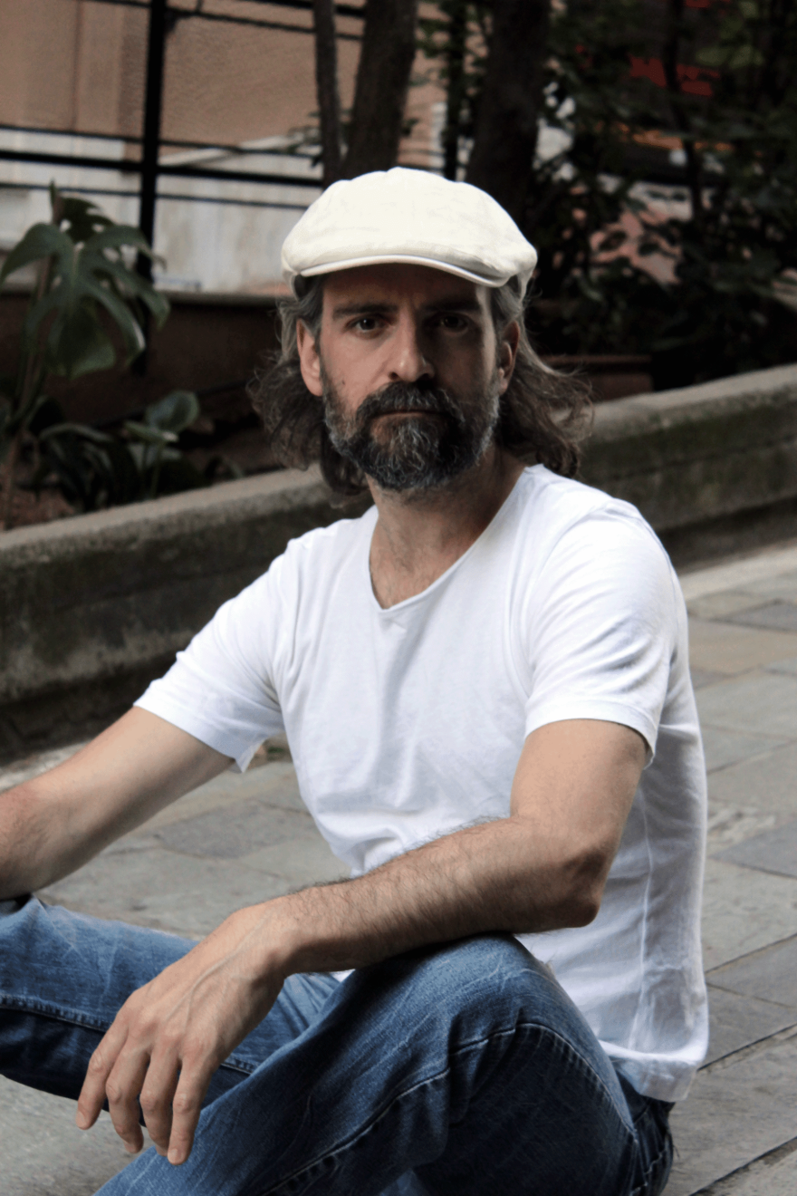 «Κακή φωτιά»: Ο Θανάσης Χουλιαράς  ερμηνεύει Έλληνες ποιητές