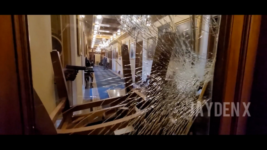 Τζον Ερλ Σάλιβαν - Ο αμφιλεγόμενος ακτιβιστής που κατέγραψε την εισβολή στο Καπιτώλιο: «Αντιστασιακός» ή «προβοκάτορας»;