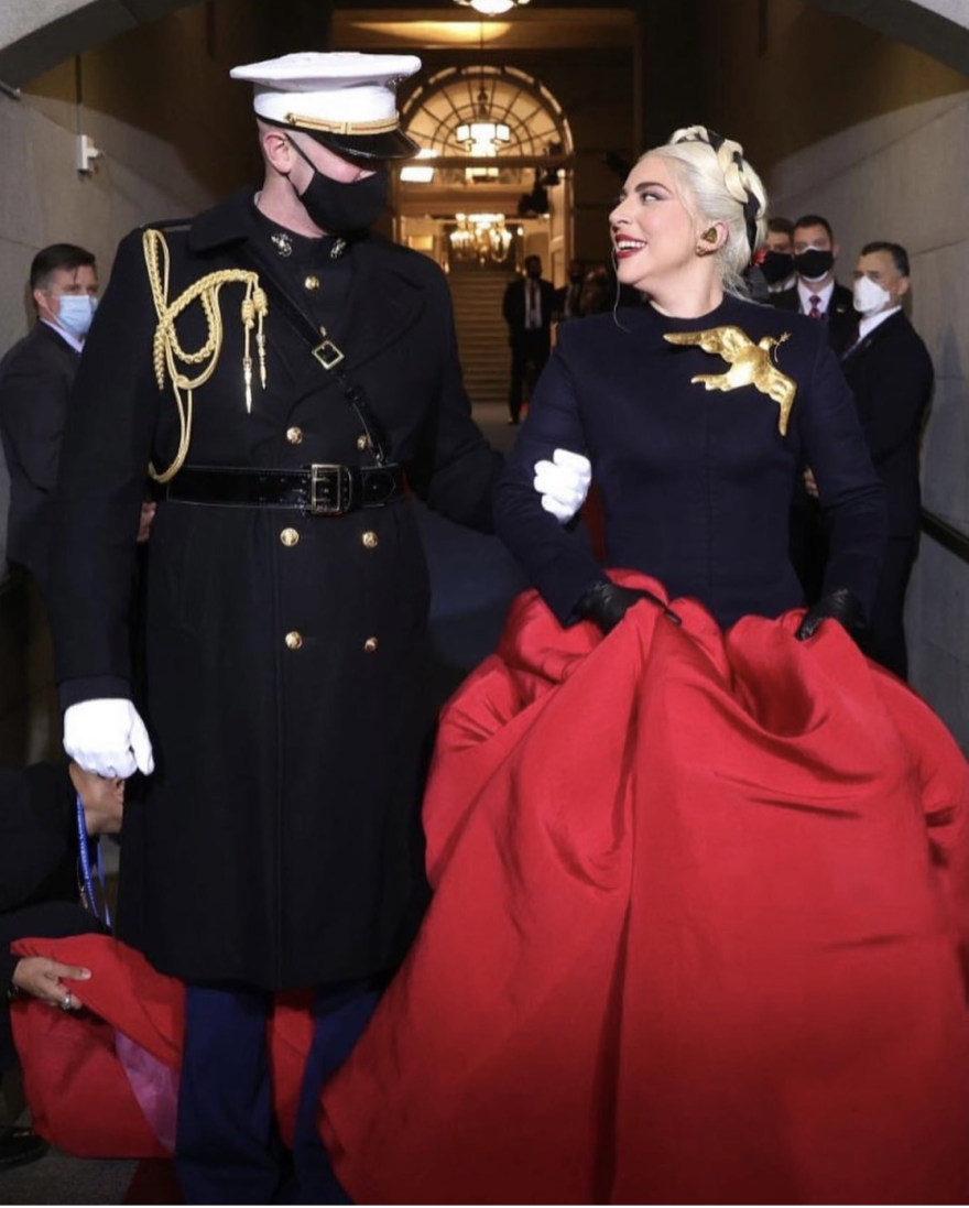 Ορκωμοσία Μπάιντεν: Η υψηλή ραπτική της Lady Gaga και τα ελληνικά σκουλαρίκια της Amanda Gorman
