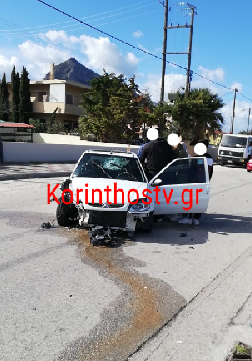 Κορινθία: Σοβαρό τροχαίο στην παλιά εθνική - «Καρφώθηκε» σε προπορευόμενο αυτοκίνητο στο Ξυλόκαστρο