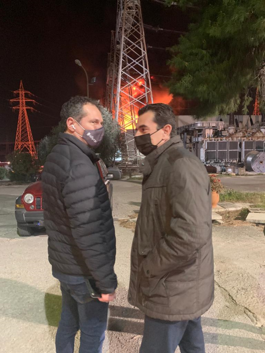 Στον Ασπρόπυργο Σκρέκας και Μανουσάκης: Σε βραχυκύκλωμα αποδίδει τη φωτιά ο ΑΔΜΗΕ 